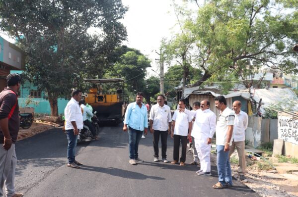 రోడ్డు పనులు పరిశీలించిన ఎమ్మెల్యే అనంత