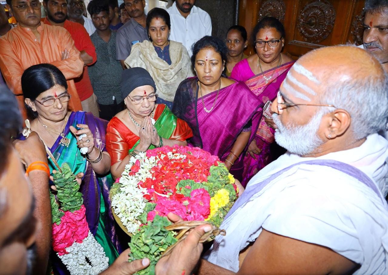 🕸️🐍🐘వాయులింగేశ్వరుని సేవలో సీఎం కేసీఆర్ సతీమణి….